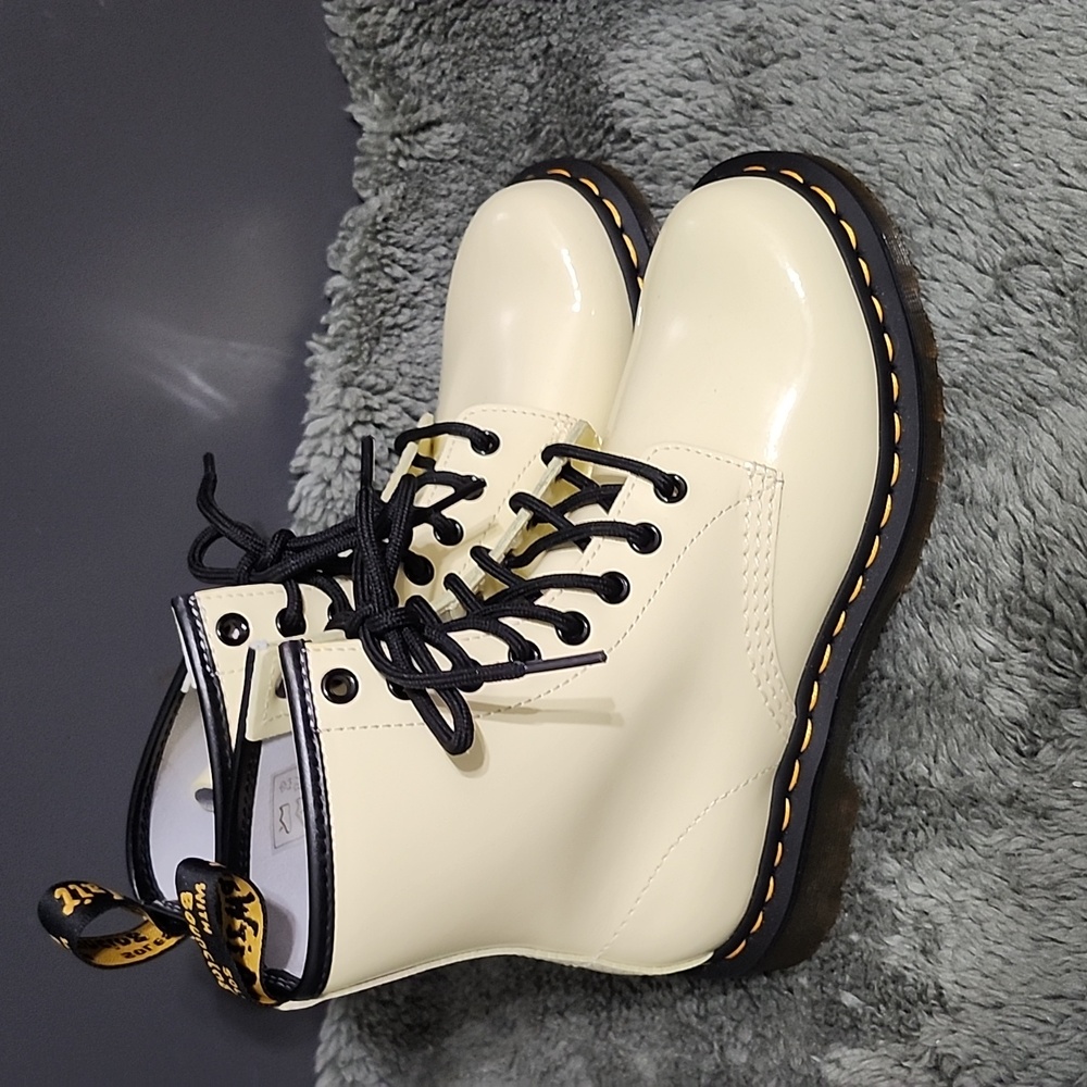 1460 Women's Patent Leather Lace Up Boot - Picture 4 of 7